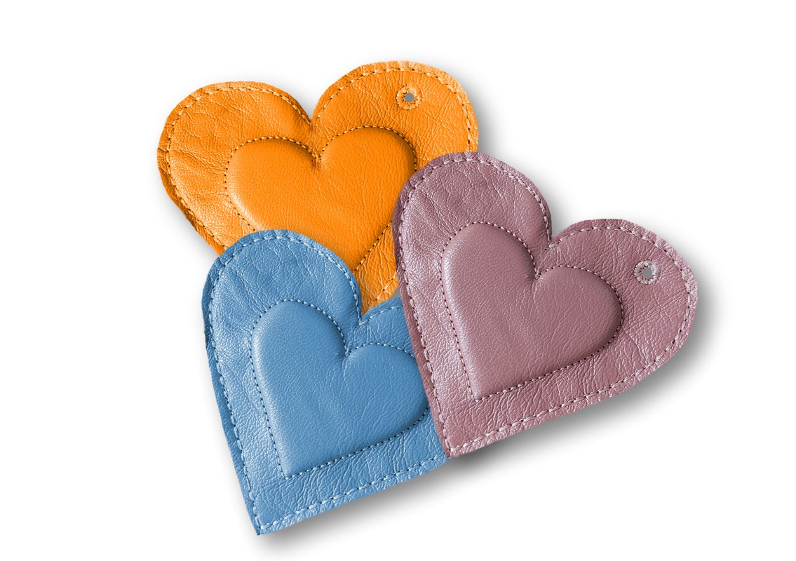 Drei gesteppte Herzapplikationen in orange, blau und rosa mit Steppnaht und Öse