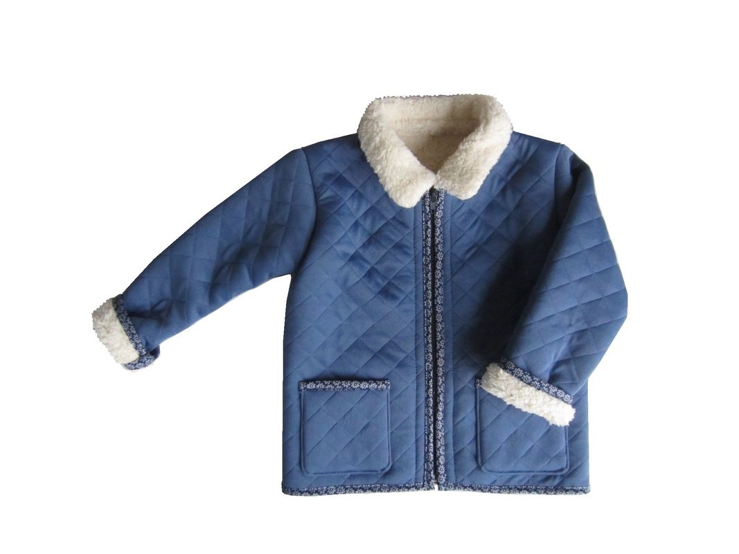 Blaue gesteppte Kinderjacke mit weißem Kunstfellkragen, Bündchen, Taschen und Zierband am Reißverschluss