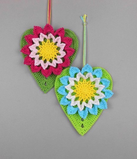 Dekohänger Große Blume mit Herzblatt - aus Wollresten