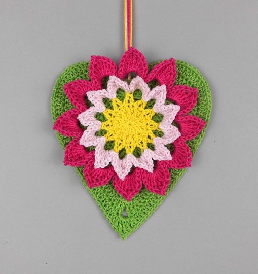 Dekohänger Große Blume mit Herzblatt - aus Wollresten