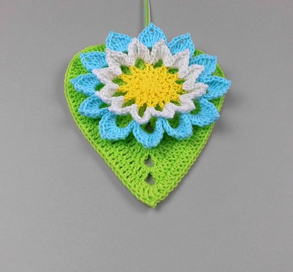 Dekohänger Große Blume mit Herzblatt - aus Wollresten