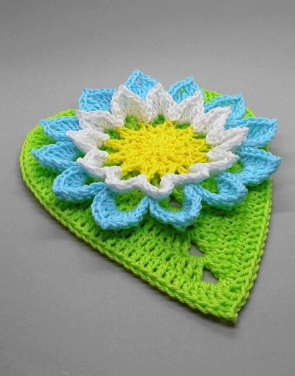 Dekohänger Große Blume mit Herzblatt - aus Wollresten