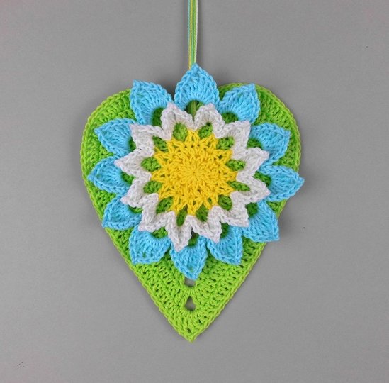 Dekohänger Große Blume mit Herzblatt - aus Wollresten