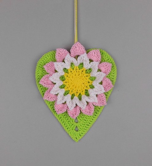 Dekohänger Große Blume mit Herzblatt - aus Wollresten