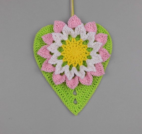 Dekohänger Große Blume mit Herzblatt - aus Wollresten