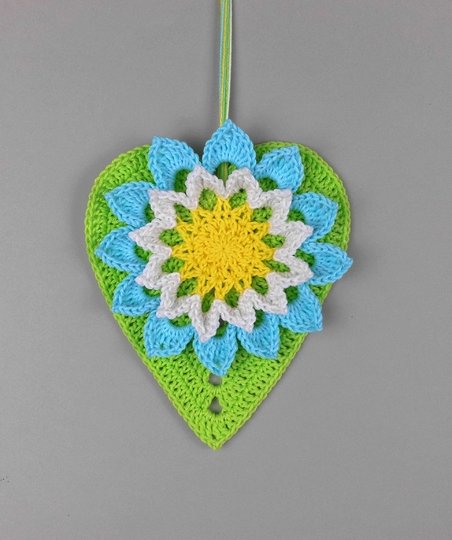 Dekohänger Große Blume mit Herzblatt - aus Wollresten
