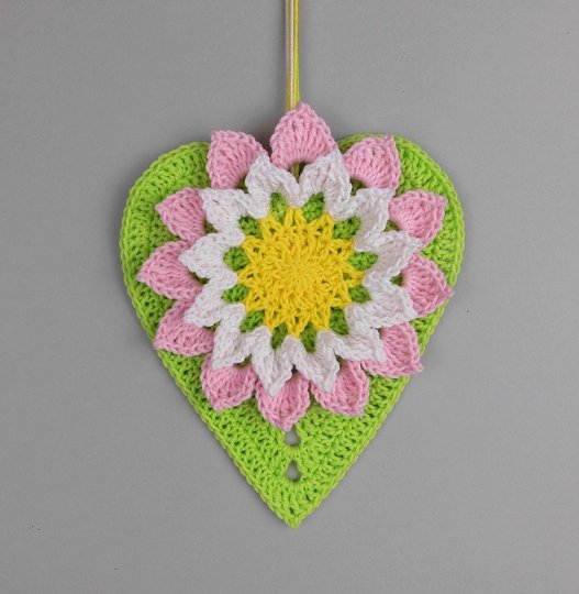 Dekohänger Große Blume mit Herzblatt - aus Wollresten