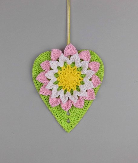 Dekohänger Große Blume mit Herzblatt - aus Wollresten