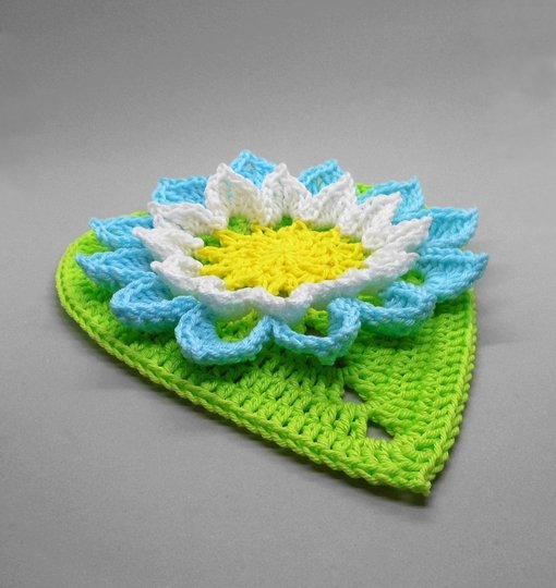 Dekohänger Große Blume mit Herzblatt - aus Wollresten