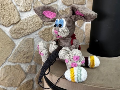 Häkelanleitung für einen angelnden Hasen als Kanten- oder Schrankgucker