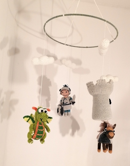 Babymobile häkeln – Ritterburg mit Ritter, Pferd und Drache (DE & EN)