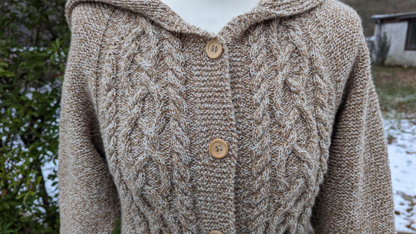 Braun-beige melierte Strickjacke mit Zopfmuster, Kapuze und Holzknöpfen