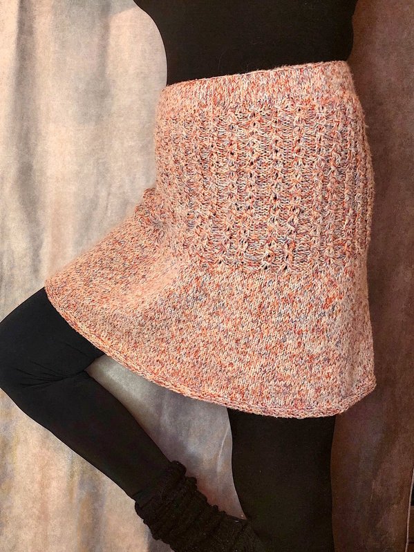 Kurzrock A‑Linie mit reliefartigem Bund und glatt gestricktem Saum, meliertes Garn