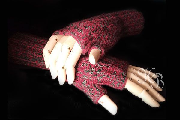 Gestrickte, fingerlose Armstulpen in meliertem Beere auf Mannequinhänden