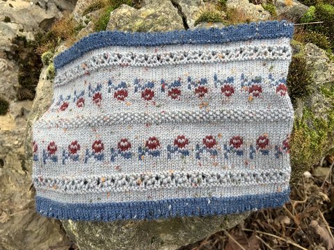 Loopschal im Trachtenstil mit Röschen