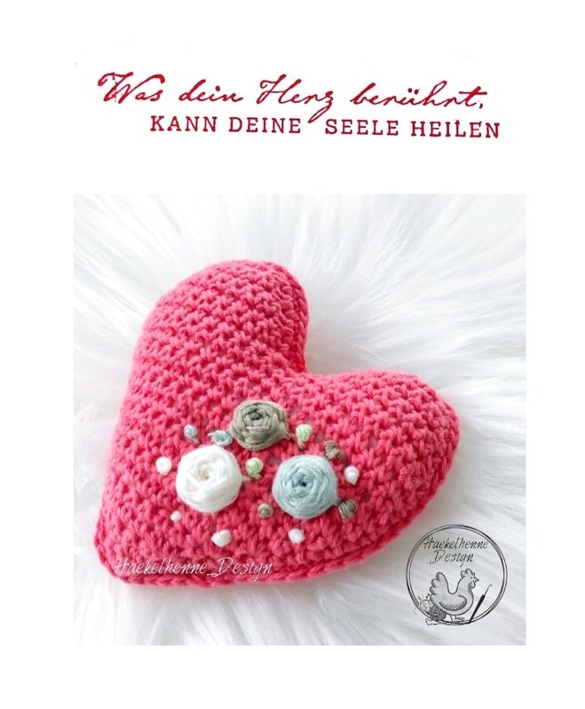 Rosa gehäkeltes Herzkissen mit Garnrosen, Perlen und dem Schriftzug 'Was dein Herz berührt, kann deine Seele heilen'