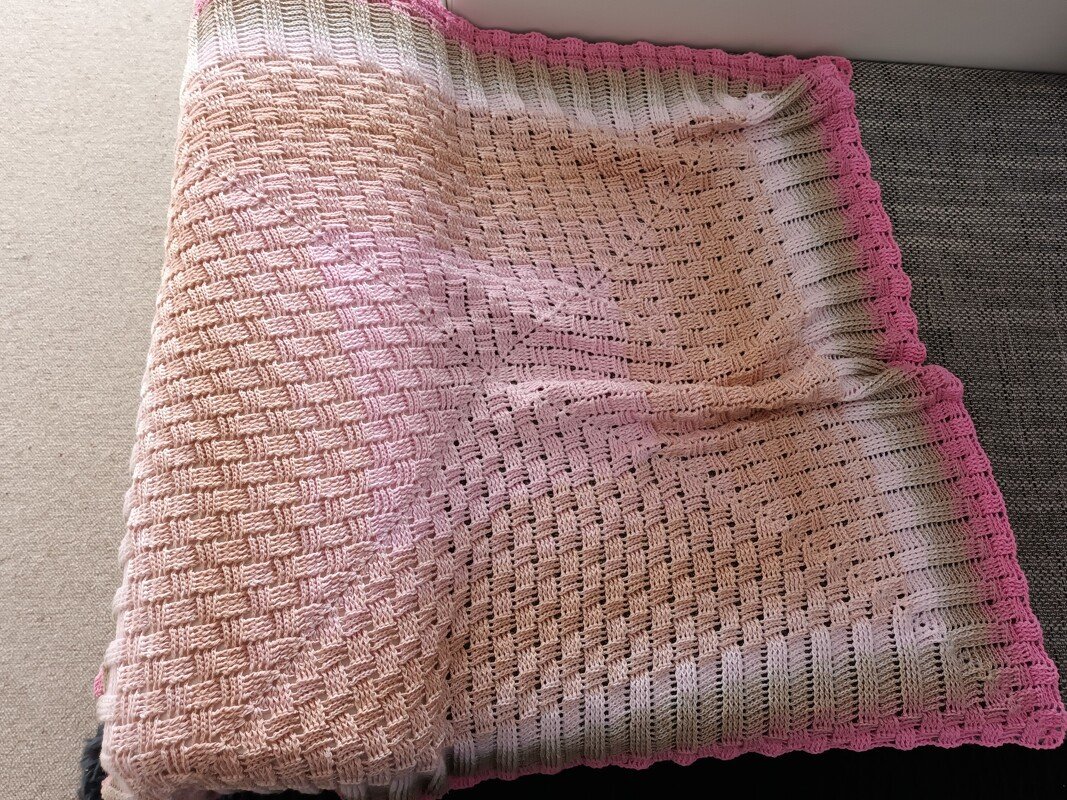 Gehäkelte Decke rosa beige mit Kästchenmuster und rosa Borte