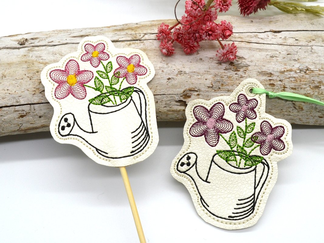 Stickdatei Gießkanne mit Blumen ITH Stabstickdatei und Anhänger