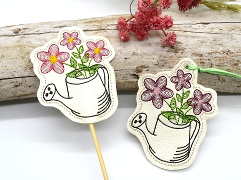 Stickdatei Gießkanne mit Blumen ITH Stabstickdatei und Anhänger