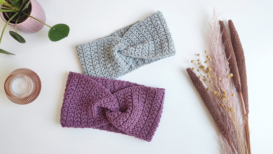 Zwei gehäkelte Stirnbänder in Hellgrau und Violett mit gedrehtem Detail