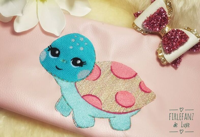 Schildkröte "Mathilda" Süßes Babymotiv Stickdatei von Stickzebra