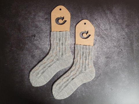 "Flora Grey" Strickanleitung für Socken mit Wellen-Fallmaschenmuster
