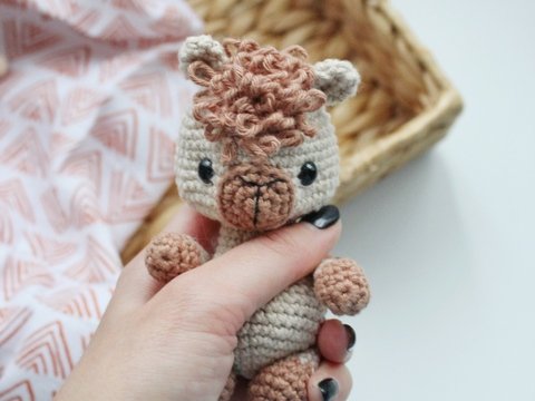 Häkelanleitung für ein kleines Alpaka aus Baumwolle