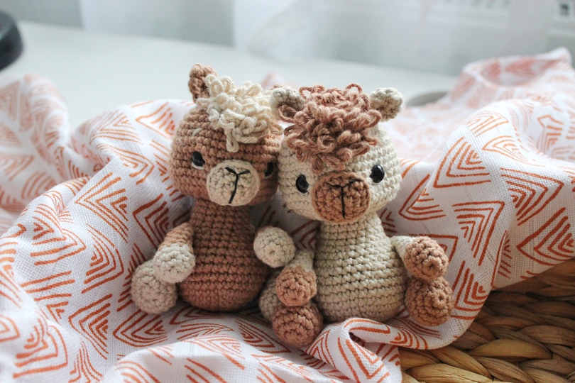 Häkelanleitung für ein kleines Alpaka aus Baumwolle