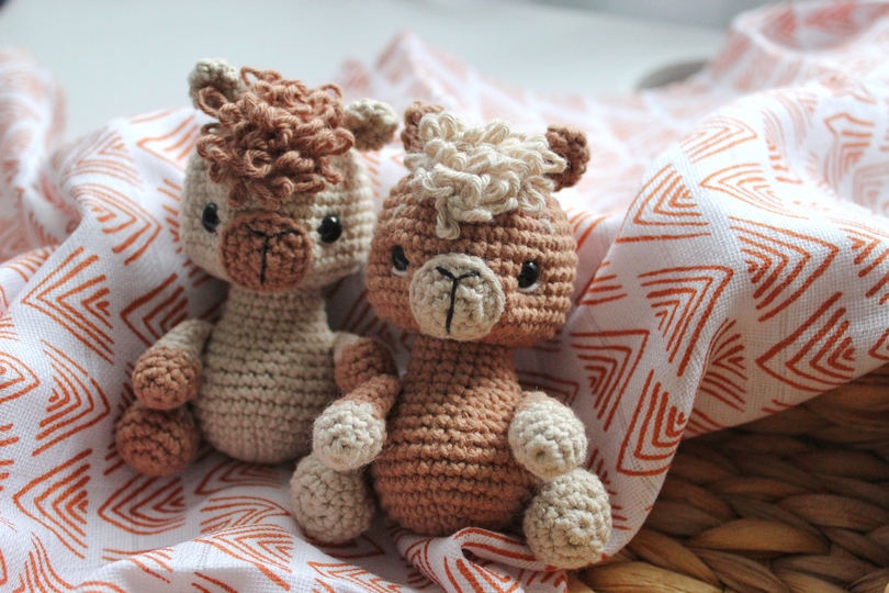 Häkelanleitung für ein kleines Alpaka aus Baumwolle