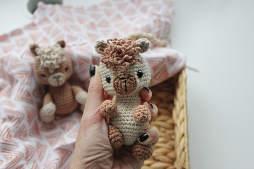 Häkelanleitung für ein kleines Alpaka aus Baumwolle