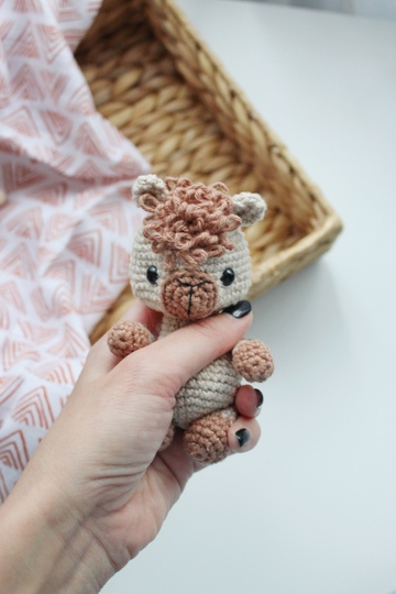 Häkelanleitung für ein kleines Alpaka aus Baumwolle