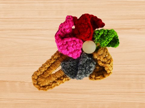 A crochet fan Hair clip PDF pattern