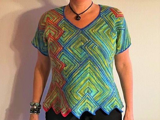 Gestricktes Damen-Shirt mit buntem geometrischem Muster, V-Ausschnitt und kurzen Ärmeln