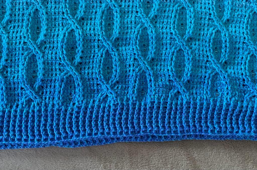 Gehäkeltes Rautenmuster in Blau‑Türkis, Nahaufnahme