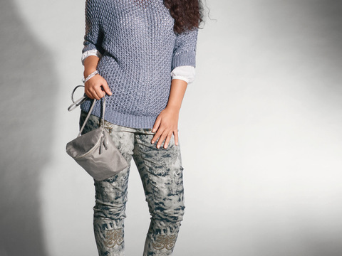 Grauer Pulli mit Lochmuster