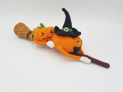 Halloween Lustige Kürbisse auf einem Hexenbesen Häkelanleitung PDF