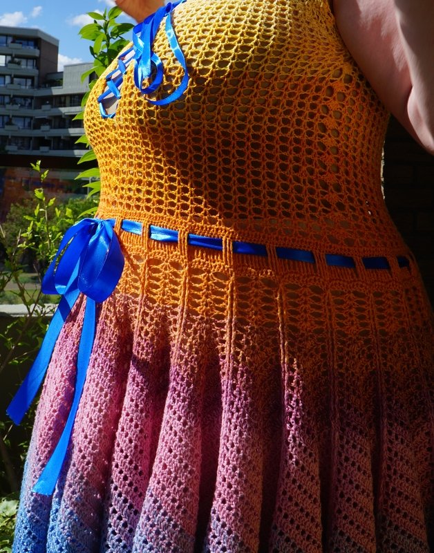 Gehäkeltes Damenkleid mit Ombre-Farbverlauf (Gelb-Orange–Pink–Blau) und blauen Satinbändern