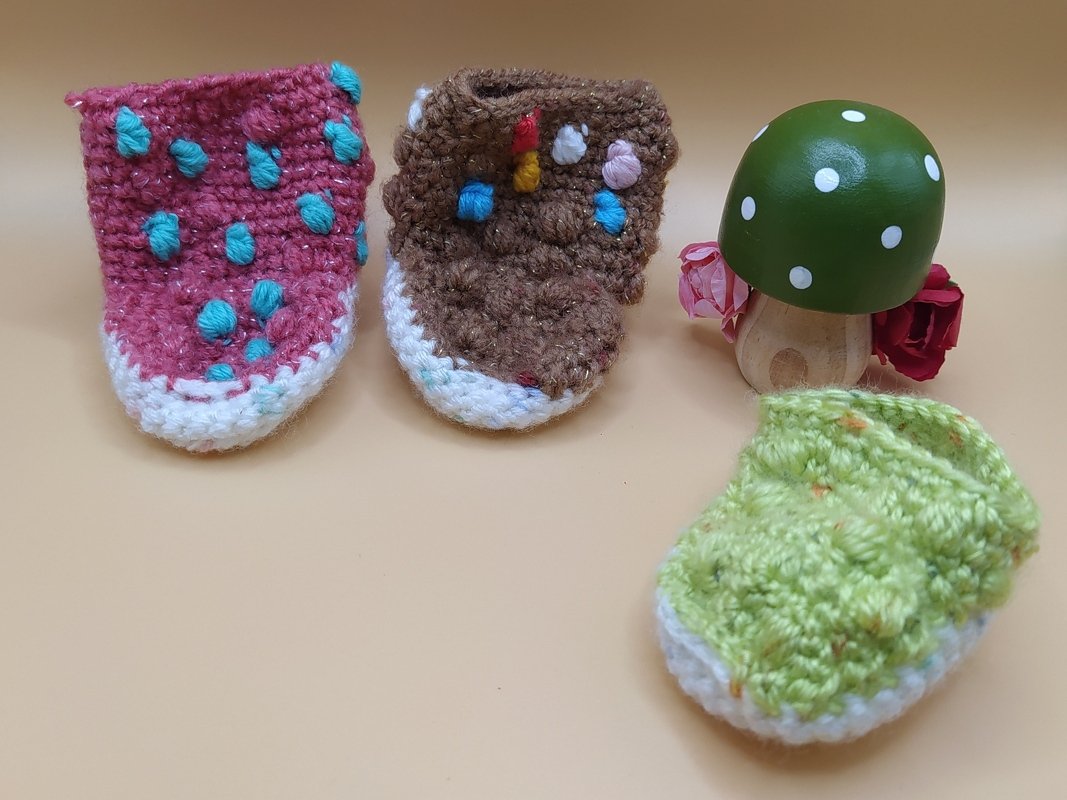 Puppenschuhe mit Noppenmuster