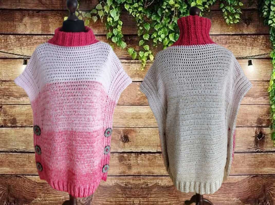 Vorder‑ und Rückansicht eines gehäkelten Ponchos mit Farbverlauf Weiß–Rosa, hellbeiger Rückseite, offenem Maschenbild, dunkelrosa Rollkragen und seitlichen Zierknöpfen