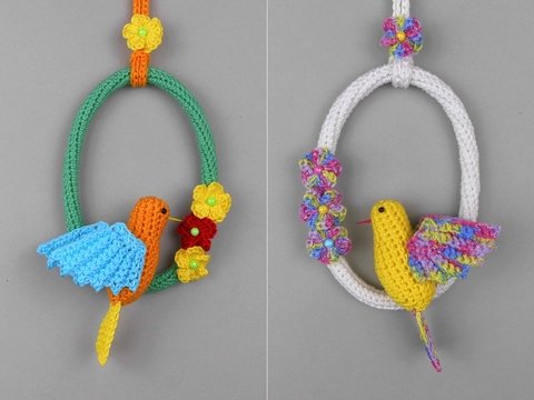 Ovaler Dekohänger Kleiner bunter Vogel - einfach aus Wollresten