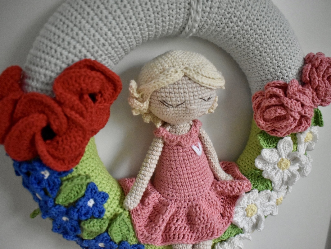 Häkelanleitung für Türkranz „Blumenwiese mit Mädchen“ - Bild 2