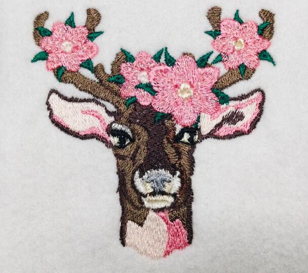 Hirsch mit Blumen, weihnachtlich als Stickdatei