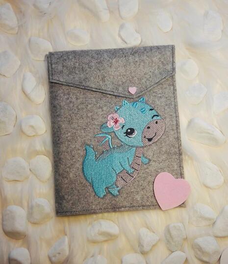 Süßer Drache mit Blume, Stickdatei für Kinder von Stickzebra