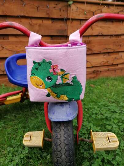Süßer Drache mit Blume, Stickdatei für Kinder von Stickzebra