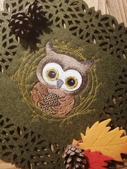 Süße Waldeule, Eule mit Rahmen Stickdatei von Stickzebra