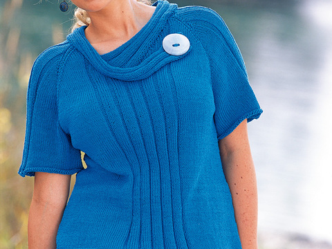 Blauer Kurzarmpulli mit kleinem Schalkragen