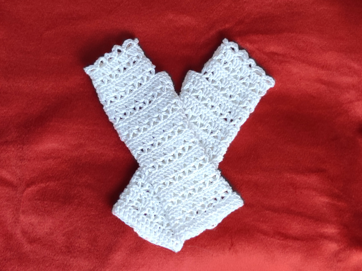 Häkelanleitung Armstulpen mit Blütenmuster