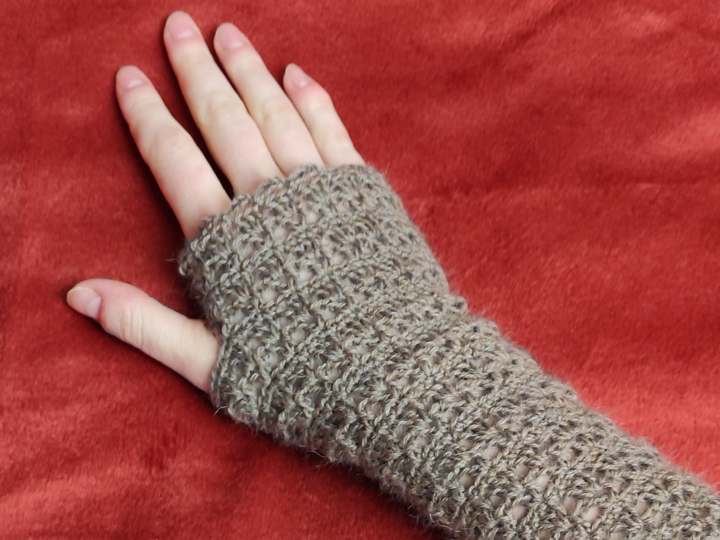 Häkelanleitung Armstulpen mit Blütenmuster