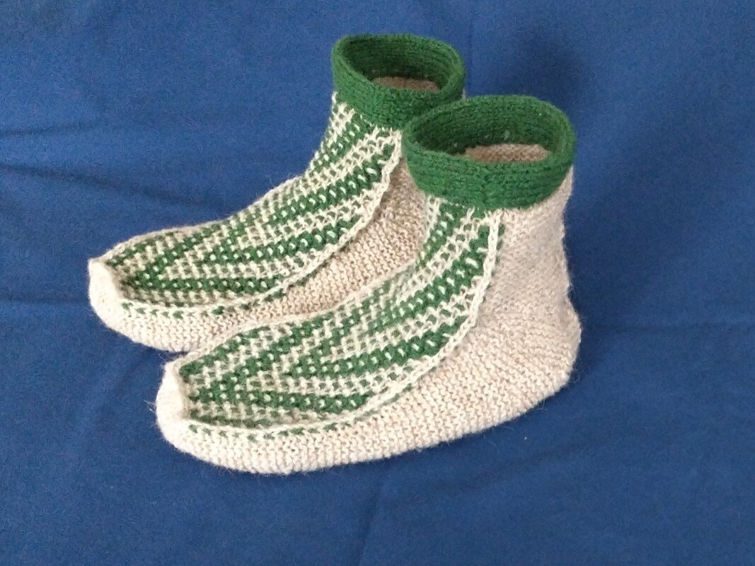 gestrickte Bettschuhe mit Mosaikmuster