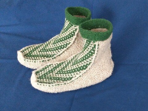 gestrickte Bettschuhe mit Mosaikmuster